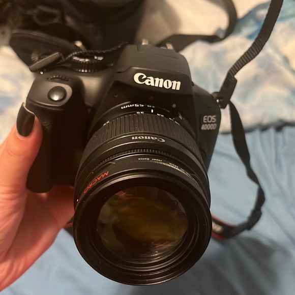 Selling a brand new canon EOS 4000D Never used just didn't know